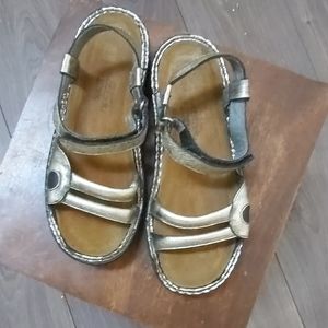 Naot leather flat sandals